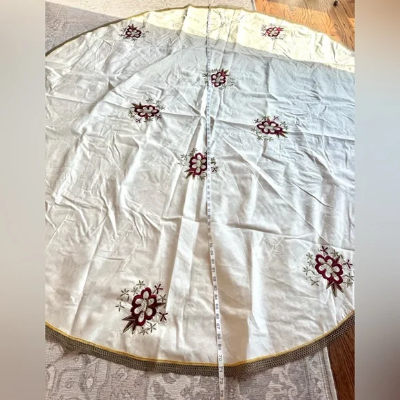Vintage floral embroidered cream round tablecloth gold accent fringed 71.5” - Picture 5 of 9